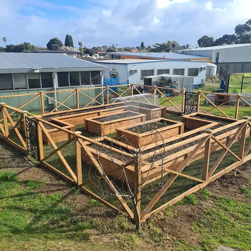 Raised garden bed